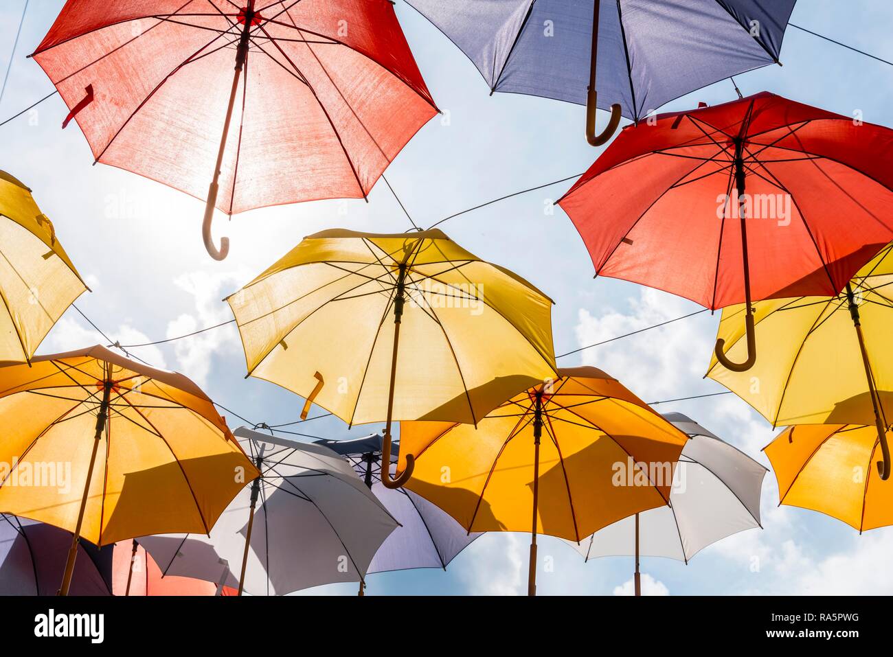 Viele bunte Regenschirme, Sonnenschirme, in der Luft, Sonnenschein, Imst, Tirol, Österreich Stockfoto