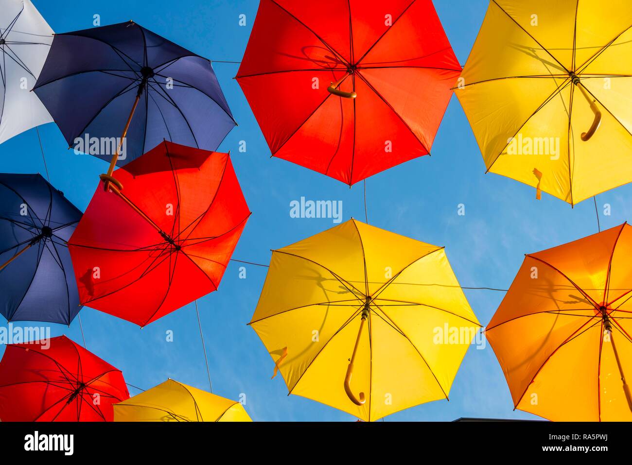 Viele bunte Sonnenschirme, Liegestühle, Sonnenschirme, hängen in der Luft, Sonnenschein vor blauem Himmel, Imst, Tirol, Österreich Stockfoto