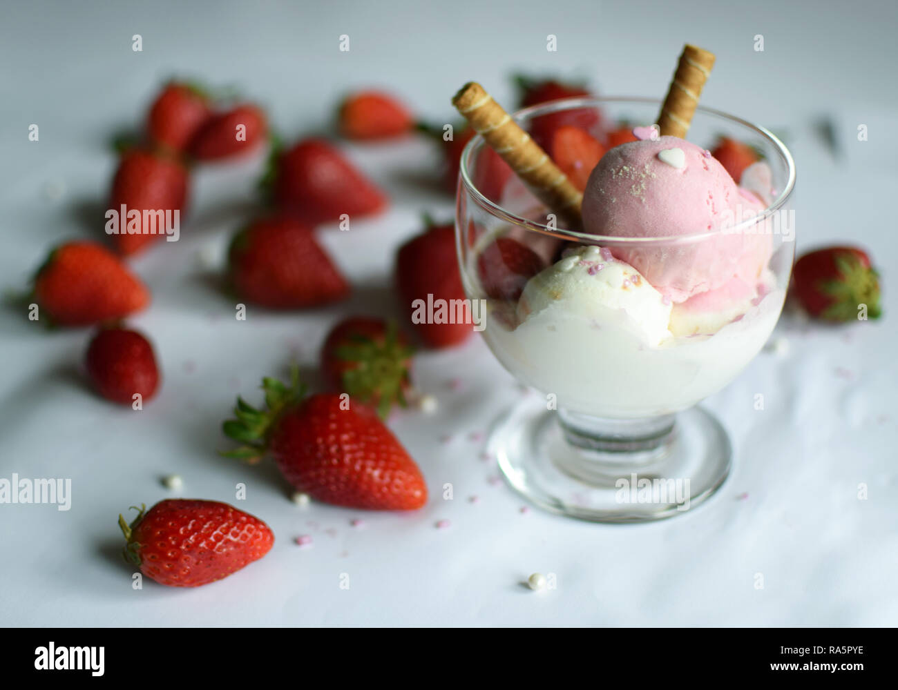 Eine Tasse Eis mit Erdbeeren und rollte Wafer. eis Nahaufnahme. Stockfoto