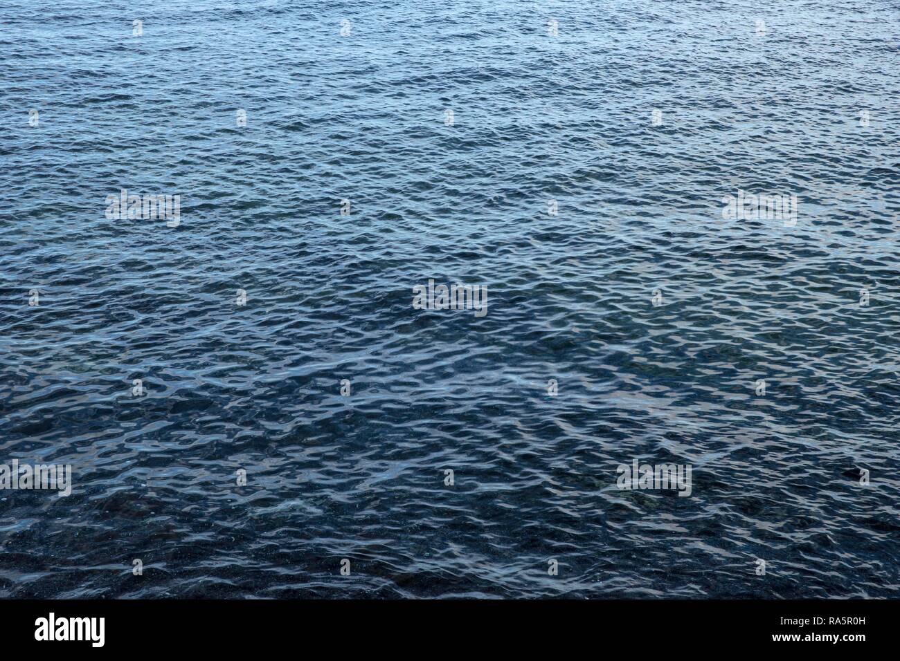 Leicht bewegte Wasseroberfläche, Punta Mujeres, Lanzarote, Kanarische Inseln, Spanien Stockfoto