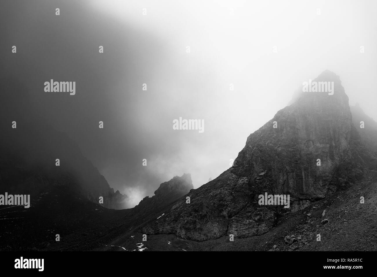 Rock Zahn mit Nebel, Ehrwald, Tirol, Österreich Stockfoto