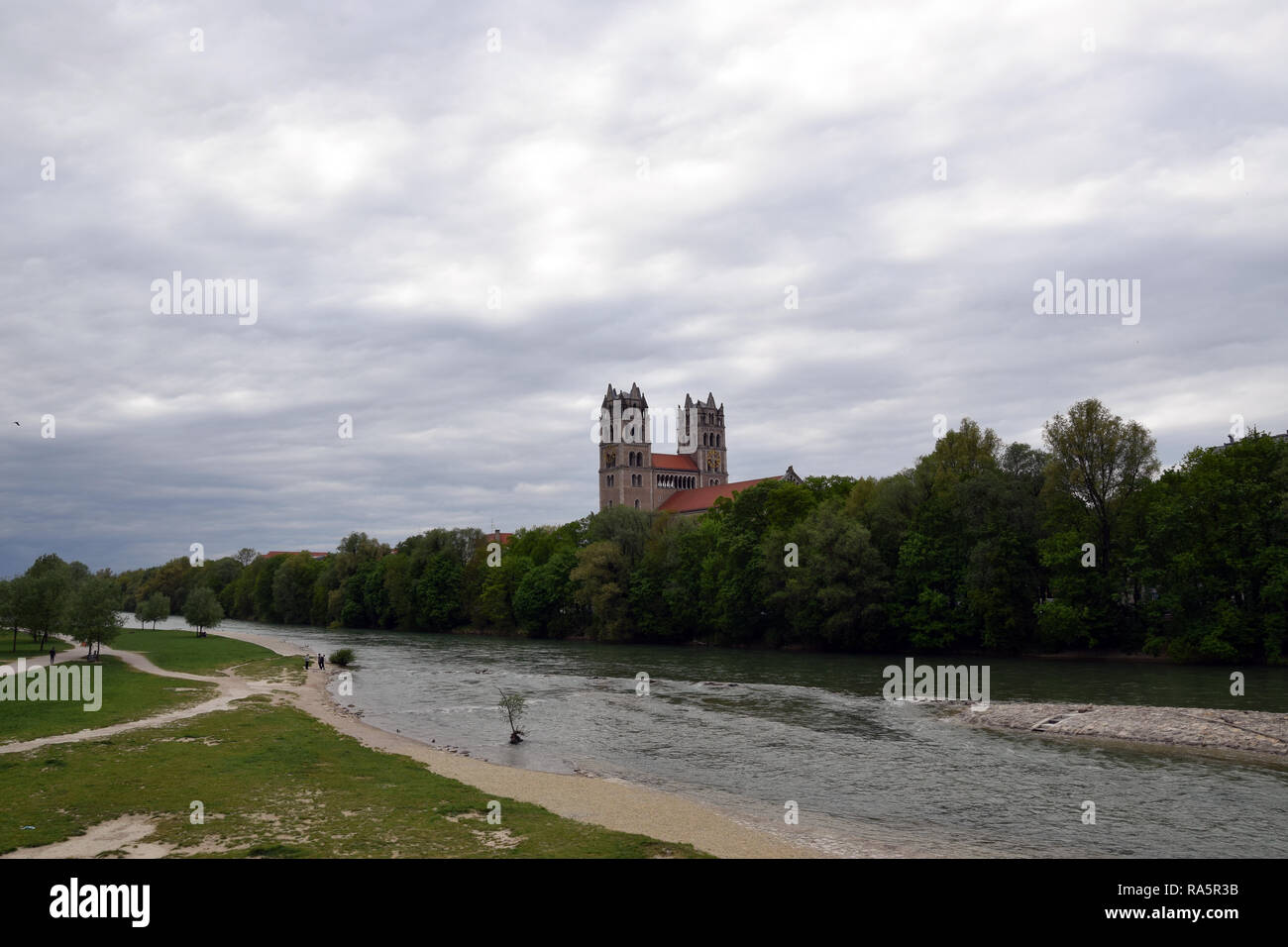 St. Maximilian Kirche, Ansicht von Izara River. München, Deutschland. Stockfoto