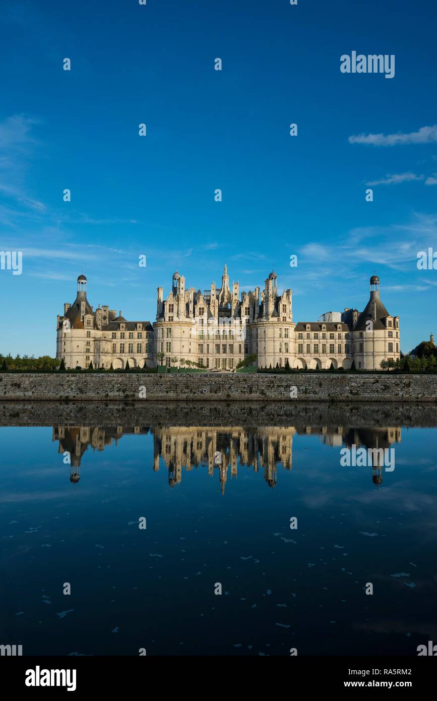 Schloss Chambord, Nordfassade mit Wassergraben, UNESCO-Weltkulturerbe, Loire, Departement Loire et Cher, Region Centre, Frankreich Stockfoto
