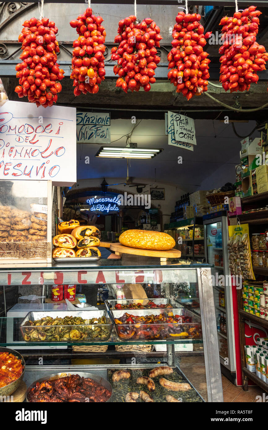 Pomodorino del Piennolo del Vesuvio, Vesuvio Piennolo Tomaten, über eine Vielzahl von Street Food außerhalb einer Lebensmittelgeschäft Shop im Centro Sto Stockfoto