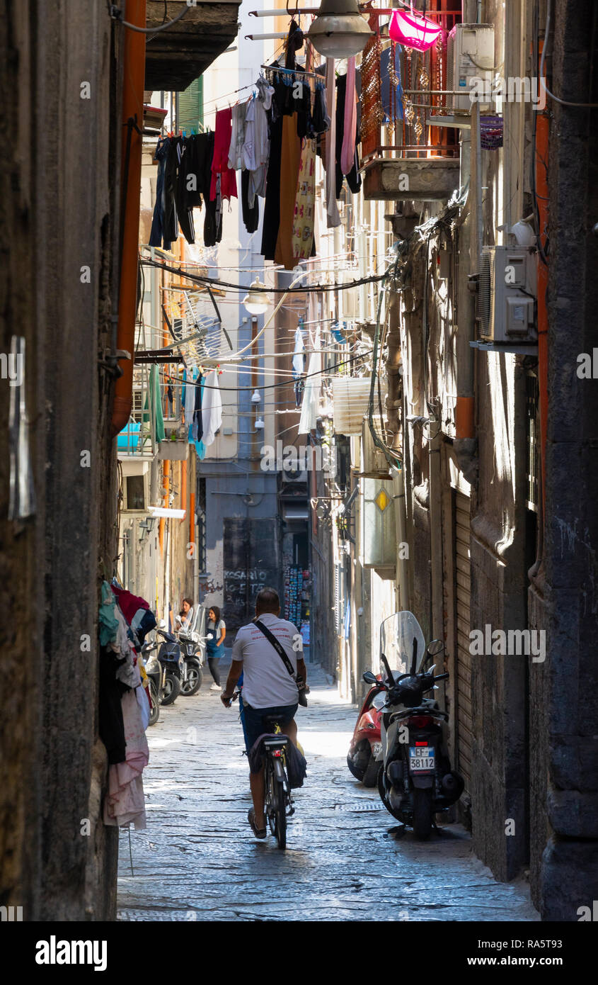 Die Vico Maiorani einer typischen schmalen Seitenstraße das Centro Storico, dem historischen Zentrum von Neapel, Italien. Stockfoto