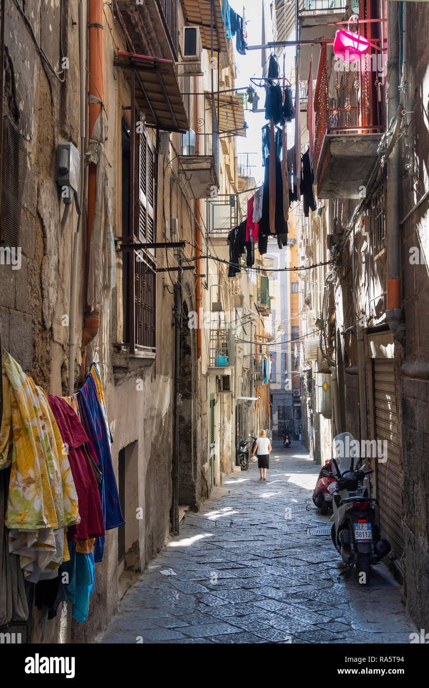 Die Vico Maiorani einer typischen schmalen Seitenstraße das Centro Storico, dem historischen Zentrum von Neapel, Italien. Stockfoto