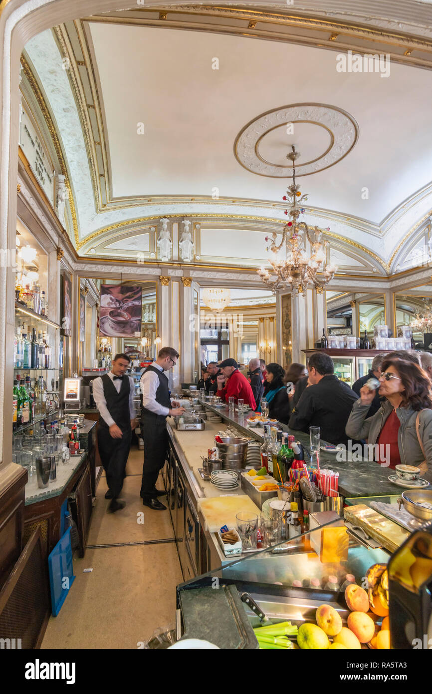Das Gran Caffè Gambrinus eines der ältesten und berühmtesten Cafés in