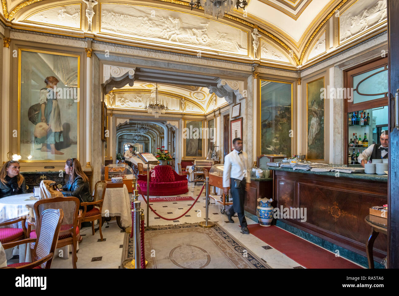 Das Gran Caffè Gambrinus eines der ältesten und berühmtesten Cafés in Neapel. Ecke der Piazza del Plebiscito und Piazza Trieste, Neapel, Italien. Stockfoto