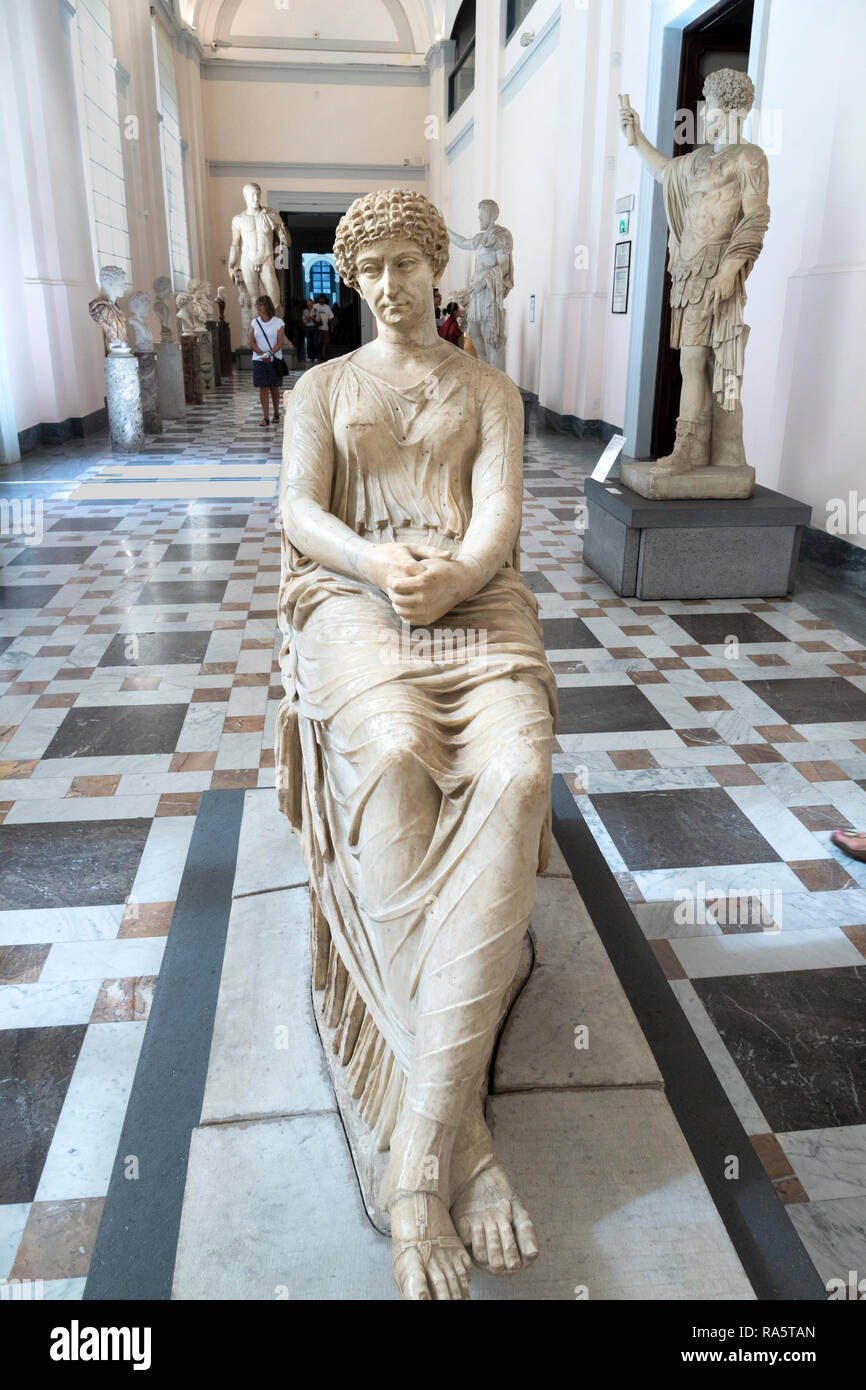 Römische Zeit Skulpturen auf der Anzeige, einschließlich im Vordergrund, die so genannte, Agrippina, Neornian-Flavian. Im Nationalen Archäologischen Museum in Stockfoto