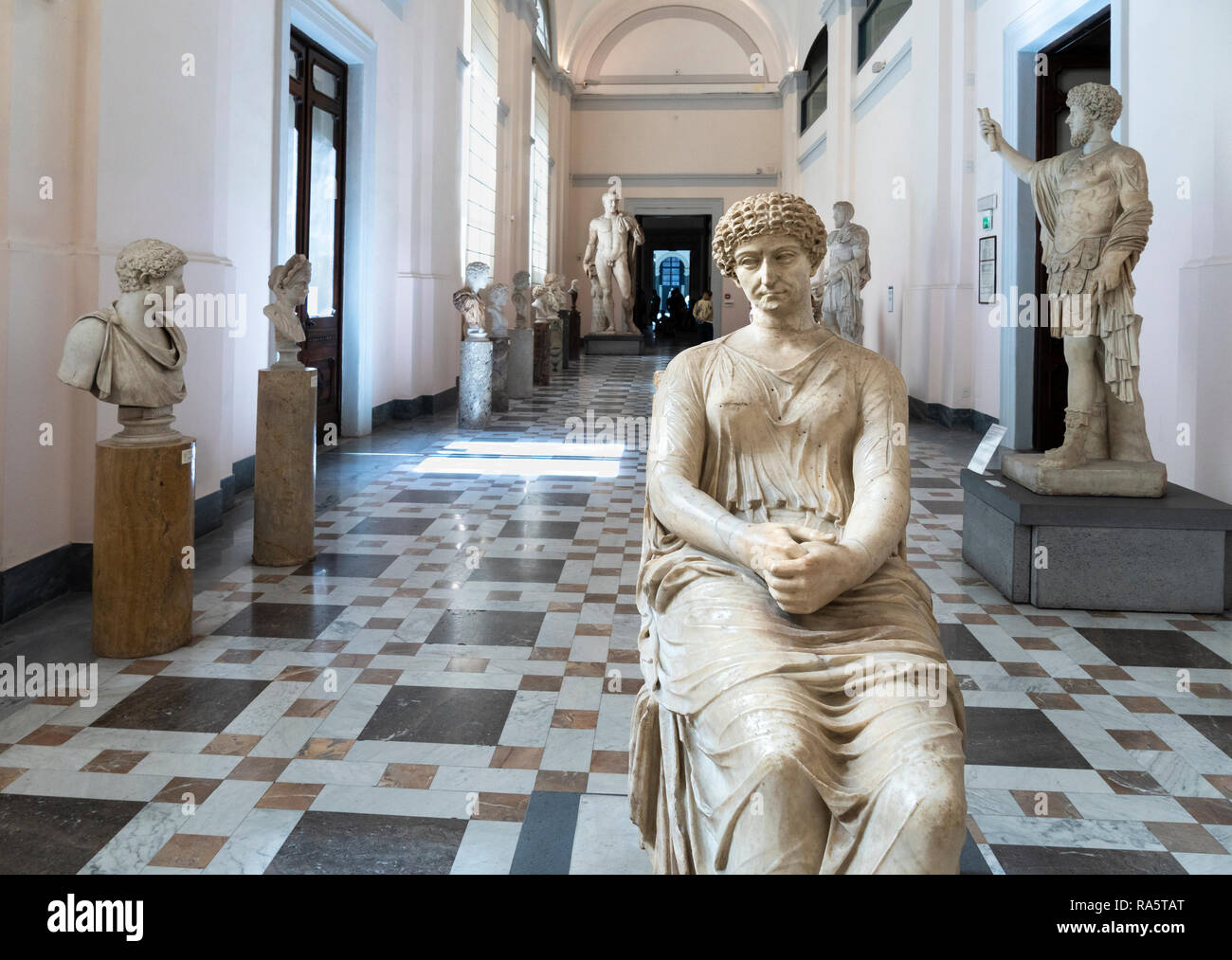 Römische Zeit Skulpturen auf der Anzeige, einschließlich im Vordergrund, die so genannte, Agrippina, Neornian-Flavian. Im Nationalen Archäologischen Museum in Stockfoto