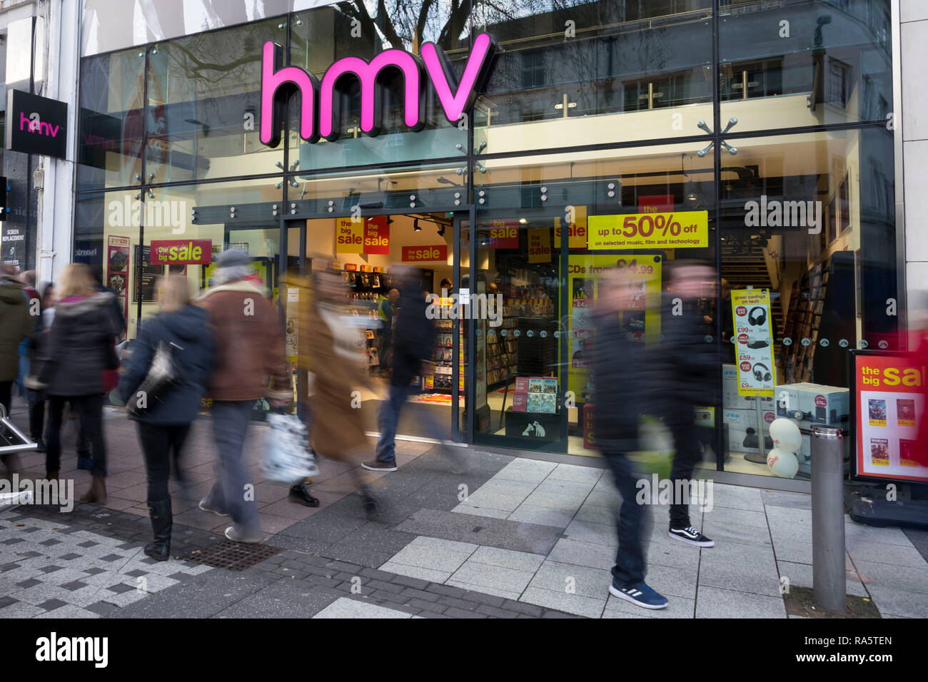 Eine HMV Zeichen in Cardiff, Wales, UK. Der Einzelhändler in die Administration für das zweite mal in sechs Jahren gegangen. Stockfoto