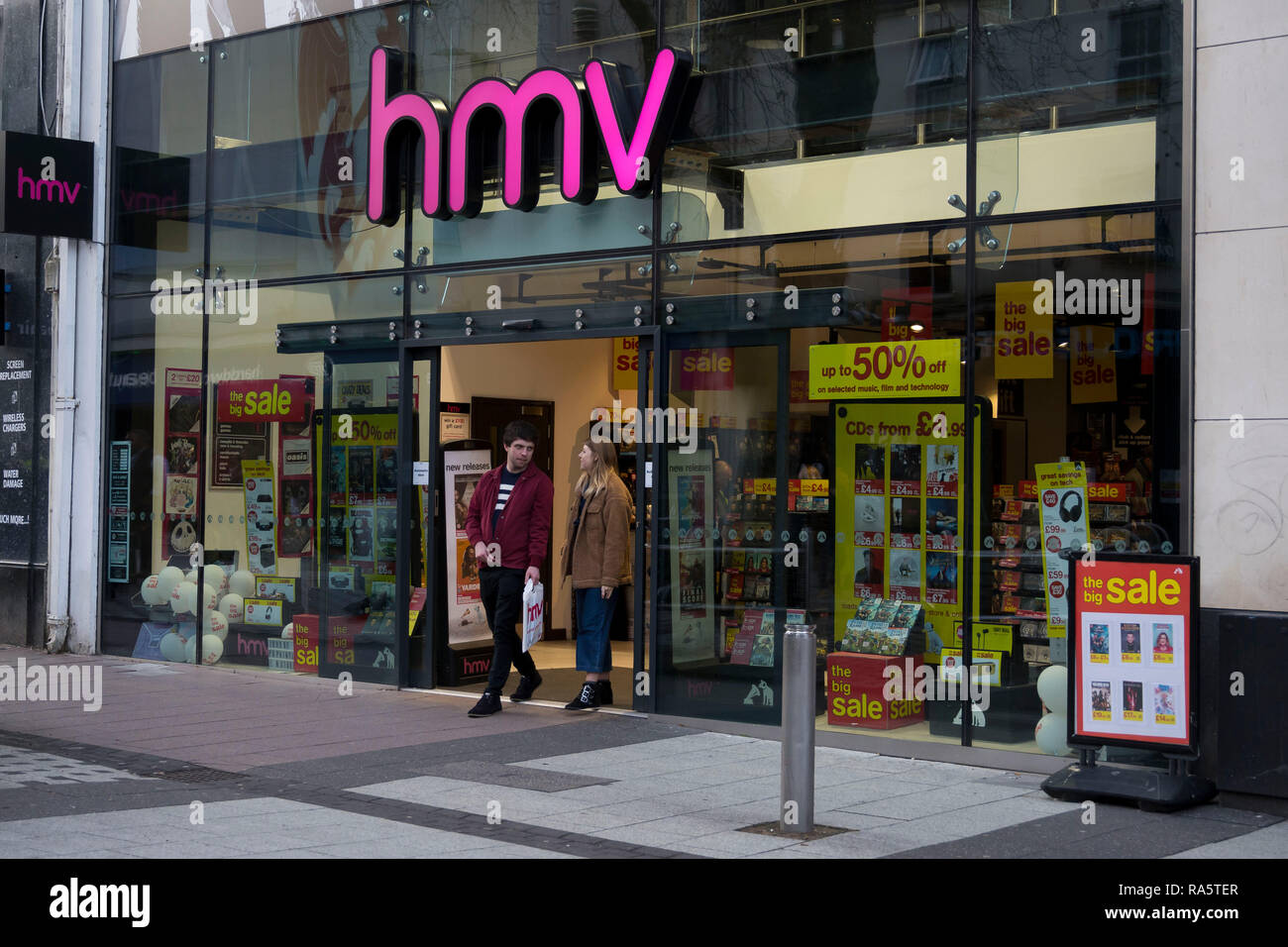 Eine HMV Zeichen in Cardiff, Wales, UK. Der Einzelhändler in die Administration für das zweite mal in sechs Jahren gegangen. Stockfoto