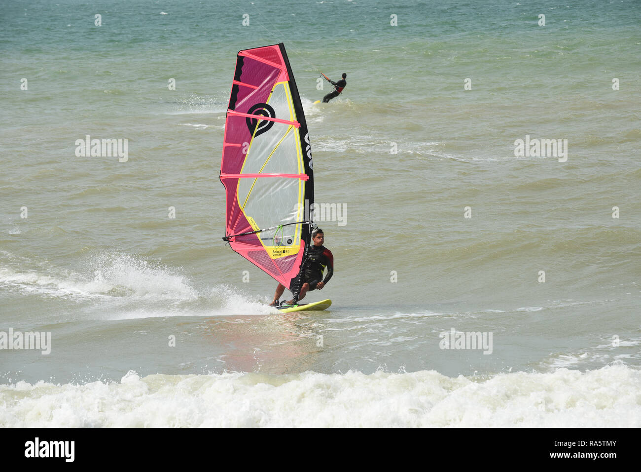Windsurfen am Calais in Nordfrankreich Stockfoto