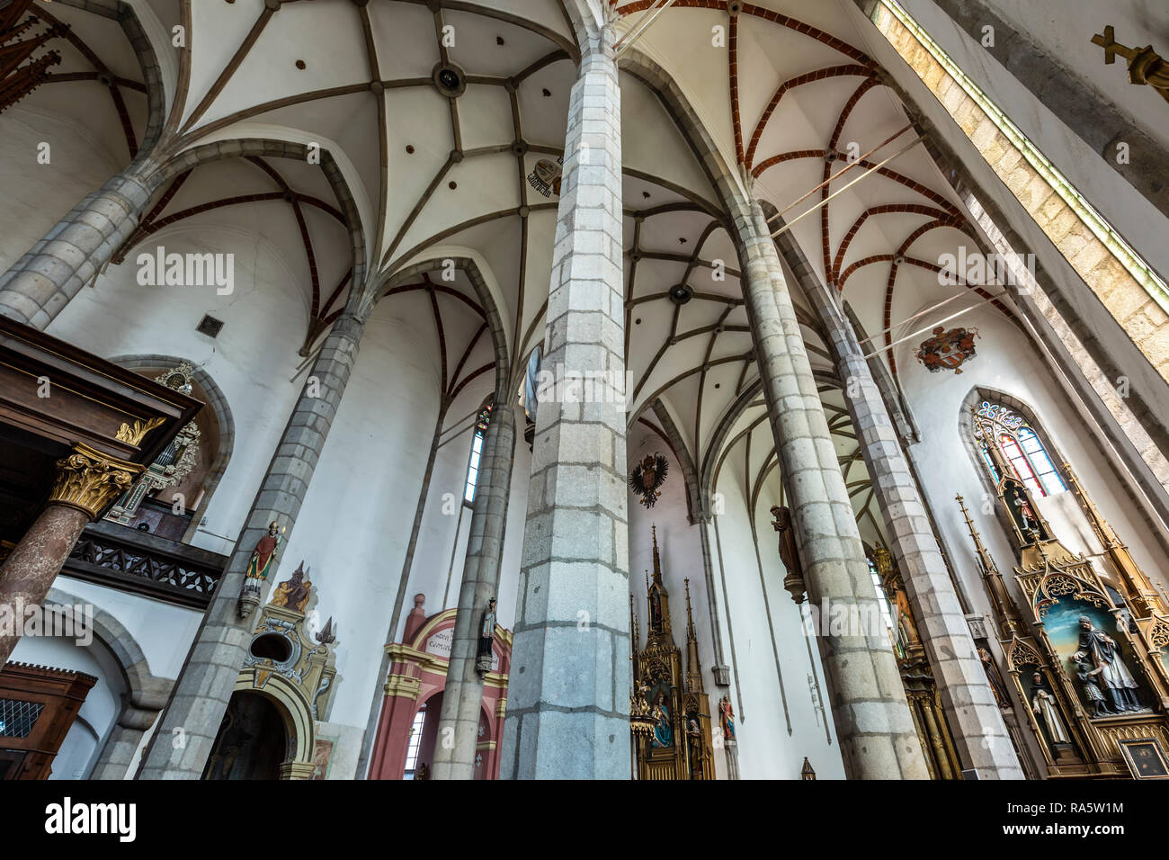 Säulen und Gewölbe, Kirche St. Veit, Cesky Krumlov, Tschechische Republik Stockfoto