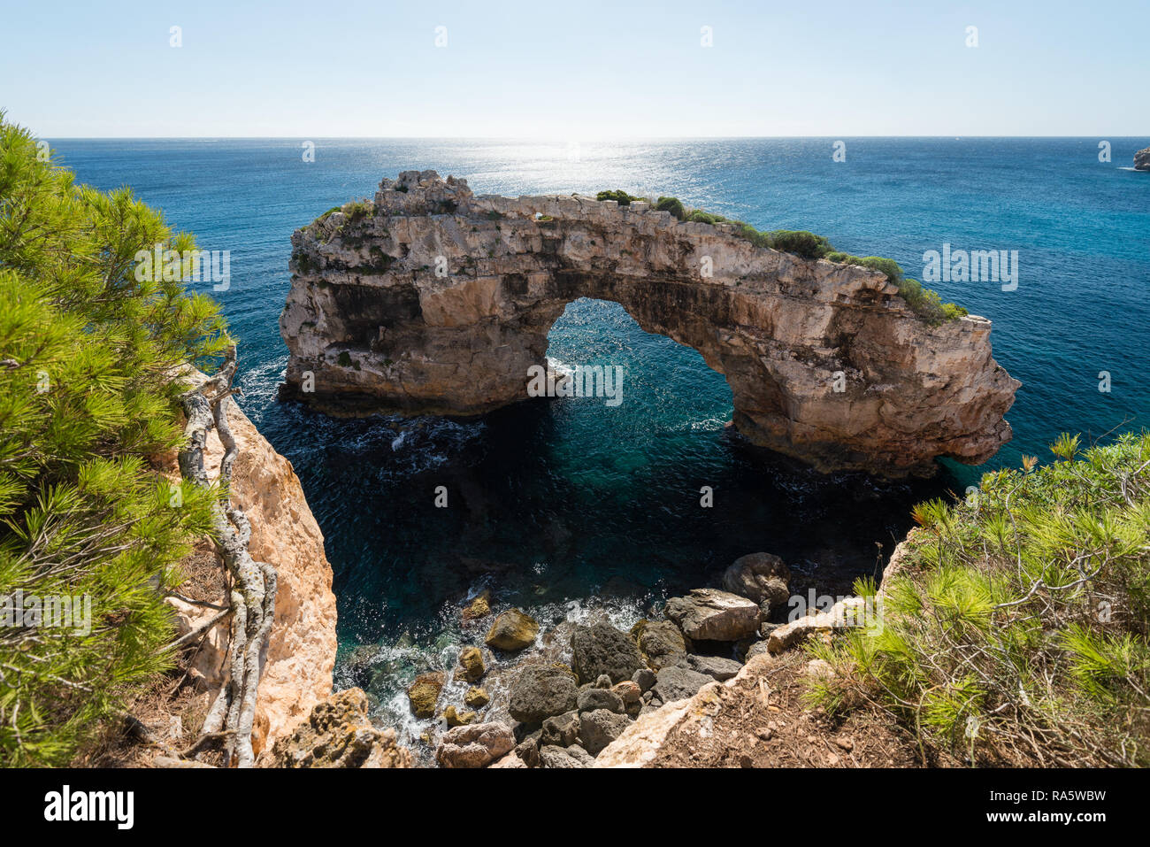 Es Pontas, einem natürlichen Felsbogen an der Küste von Cala Santanyi, Mallorca, Balearen, Spanien Stockfoto