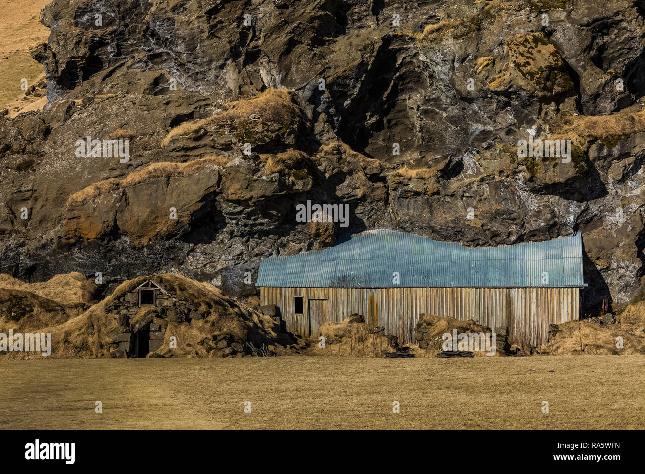Holz Stall mit Metall Dach in Drangurinn Felsen gebaut, sprach zu Hause zu Elfen, an Drangshlíð 2 entlang der südlichen Küste von Island. Stockfoto