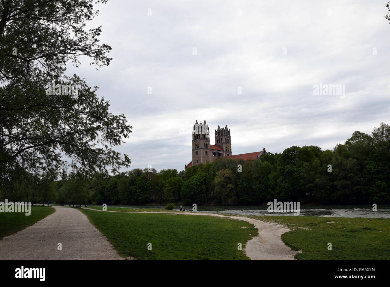 St. Maximilian Kirche, Ansicht von Izara River. München, Deutschland. Stockfoto