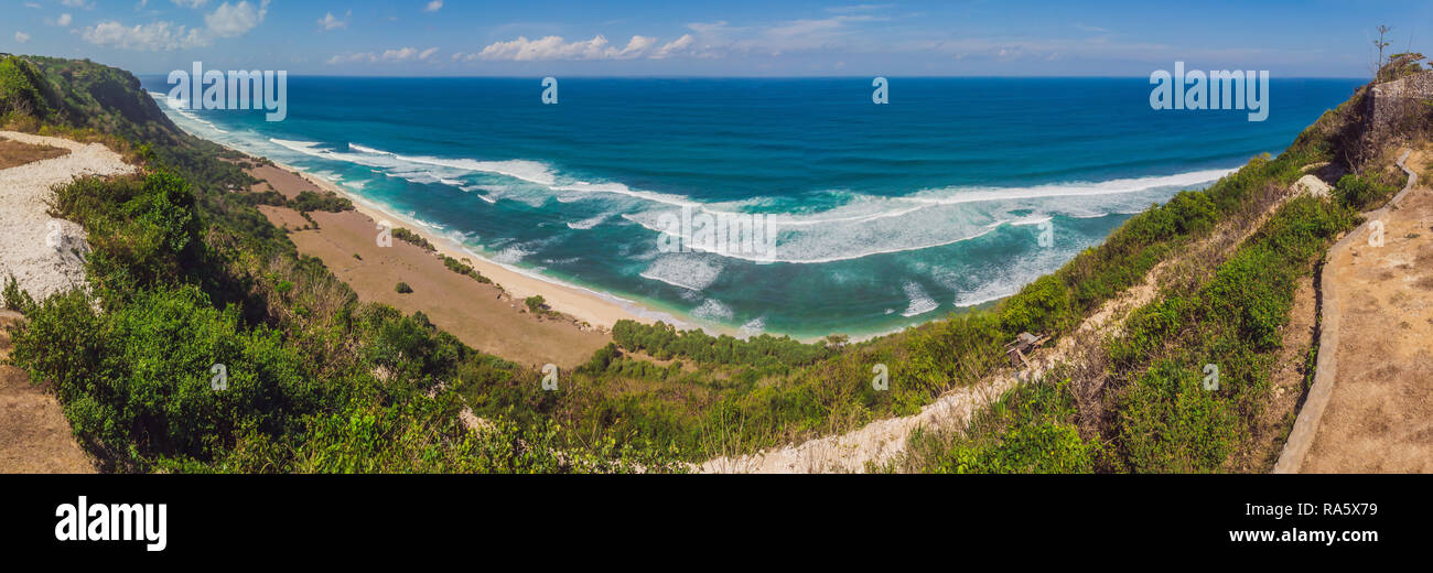 Top Luftaufnahme von Schönheit Bali Beach. Leere Paradies Strand, blaues Meer Wellen in Insel Bali, Indonesien. Von Suluban und Nyang Nyang Ort Stockfoto