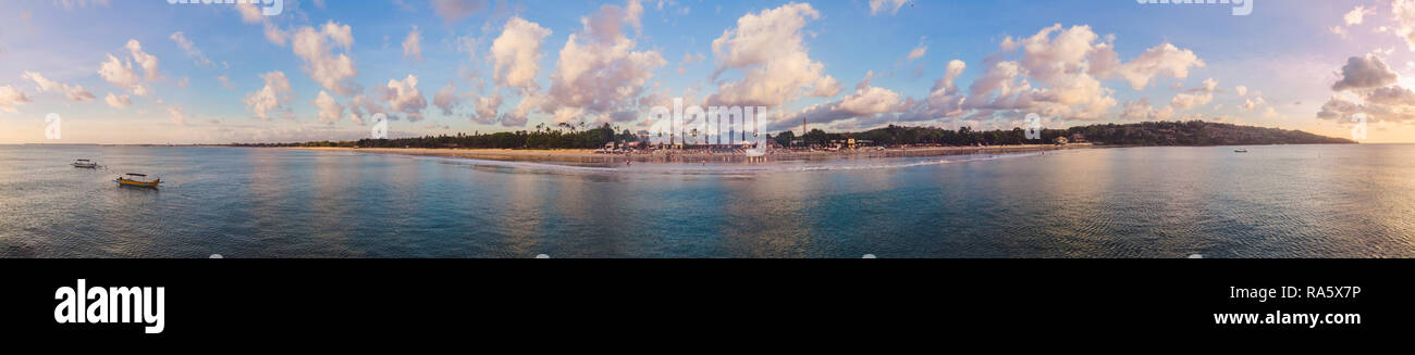 Foto aus der Luft, von der Drohne balinesischen Jimbaran Beach berühmt für seine perfekte Sea Food Restaurants Stockfoto