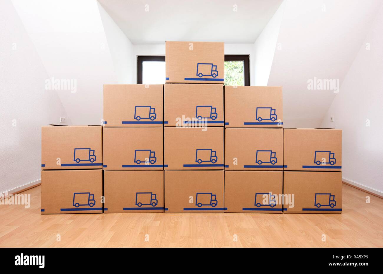 Kisten in einem leeren Raum von ein Loft gestapelt Stockfoto