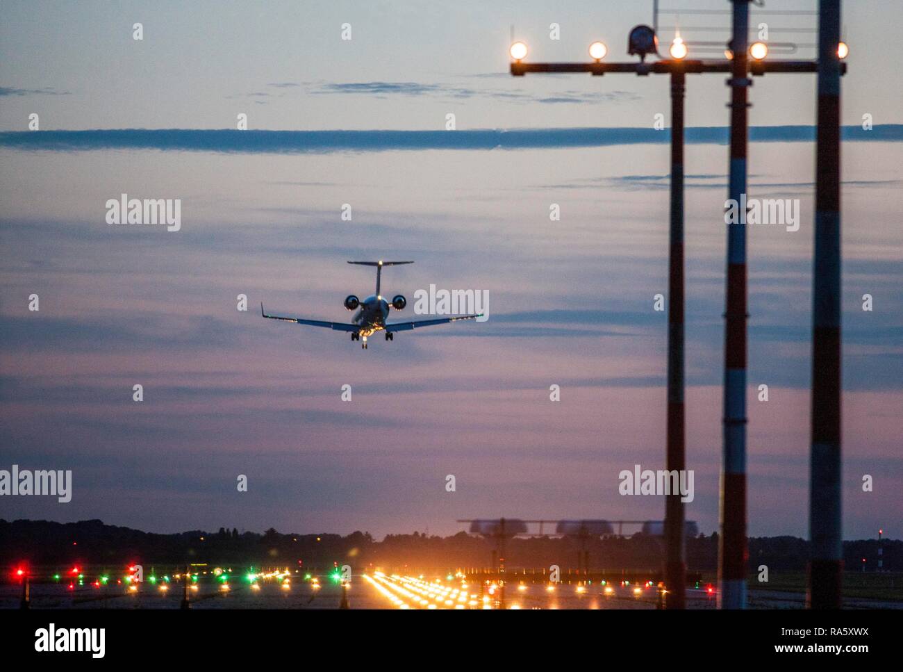 Canadair CRJ Passagierflugzeug von Eurowings Landung am Flughafen Düsseldorf International, abends, Düsseldorf Stockfoto