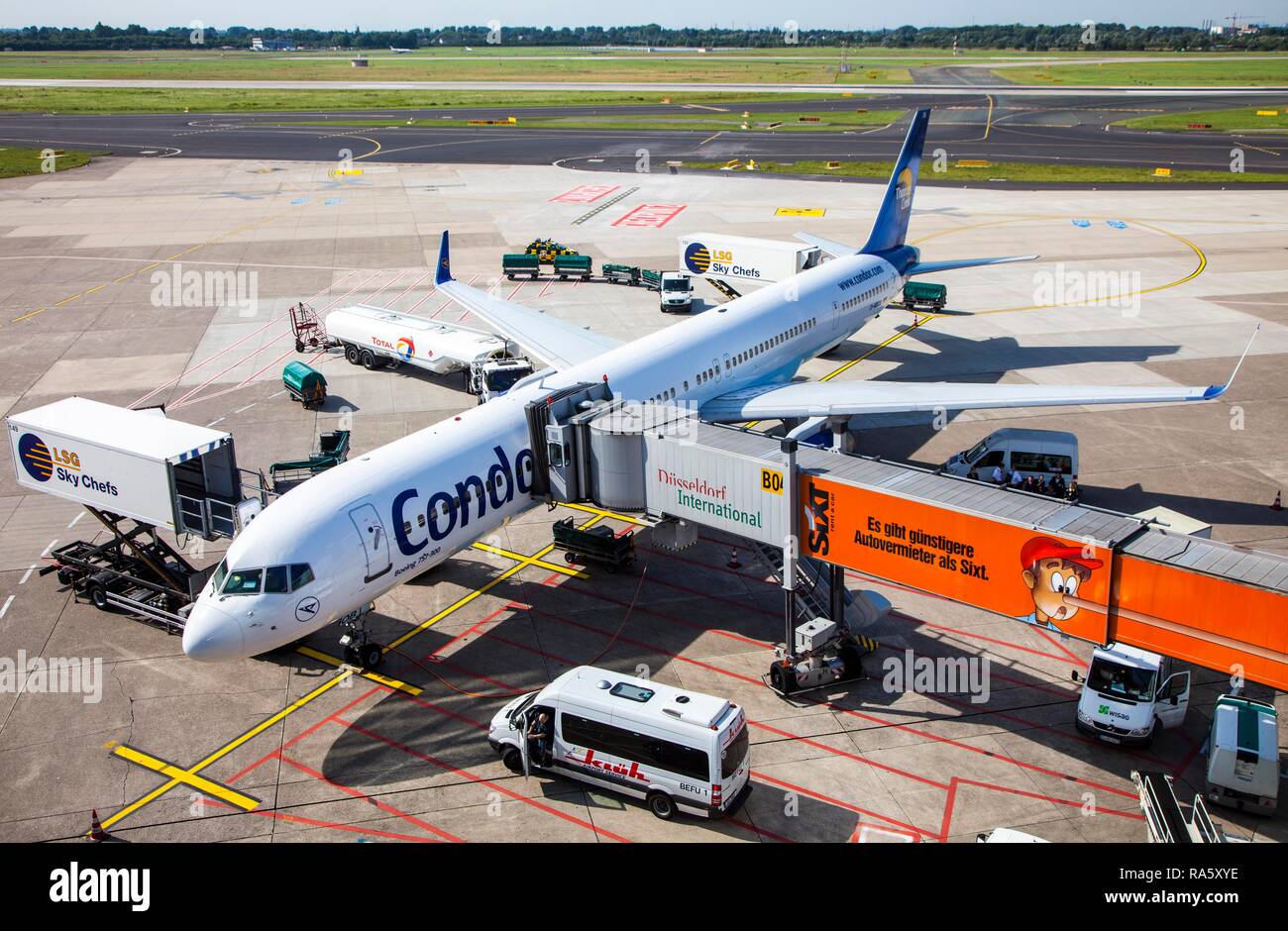 Condor Boeing 757 am Gate, Check-in, die Be- und Entladung, Catering, Betankung, Gepäck beladen, Düsseldorf International Stockfoto