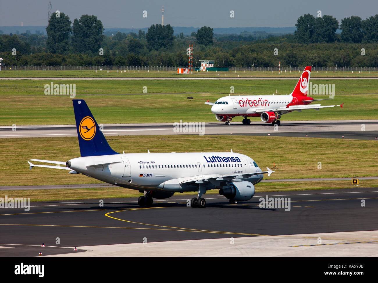 Ein Lufthansa Airbus A319 auf dem Rollfeld und eine Air Berlin Airbus A 320 nach der Landung am Flughafen Düsseldorf International Stockfoto