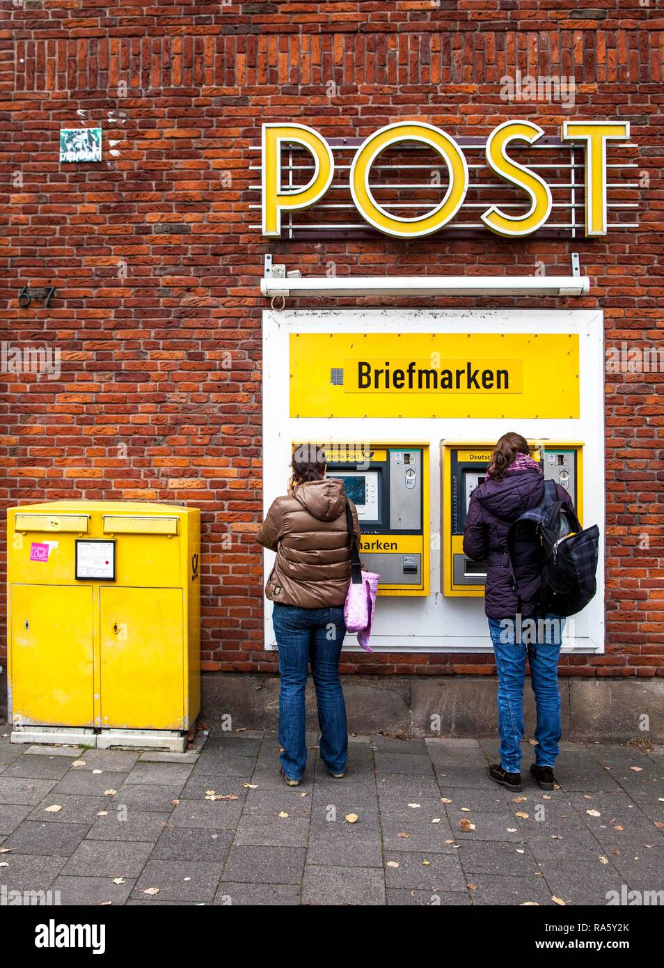 Stempel Maschinen, Briefkasten der Deutschen Post in einem Postamt,  Domplatz, Münster, Nordrhein-Westfalen Stockfotografie - Alamy