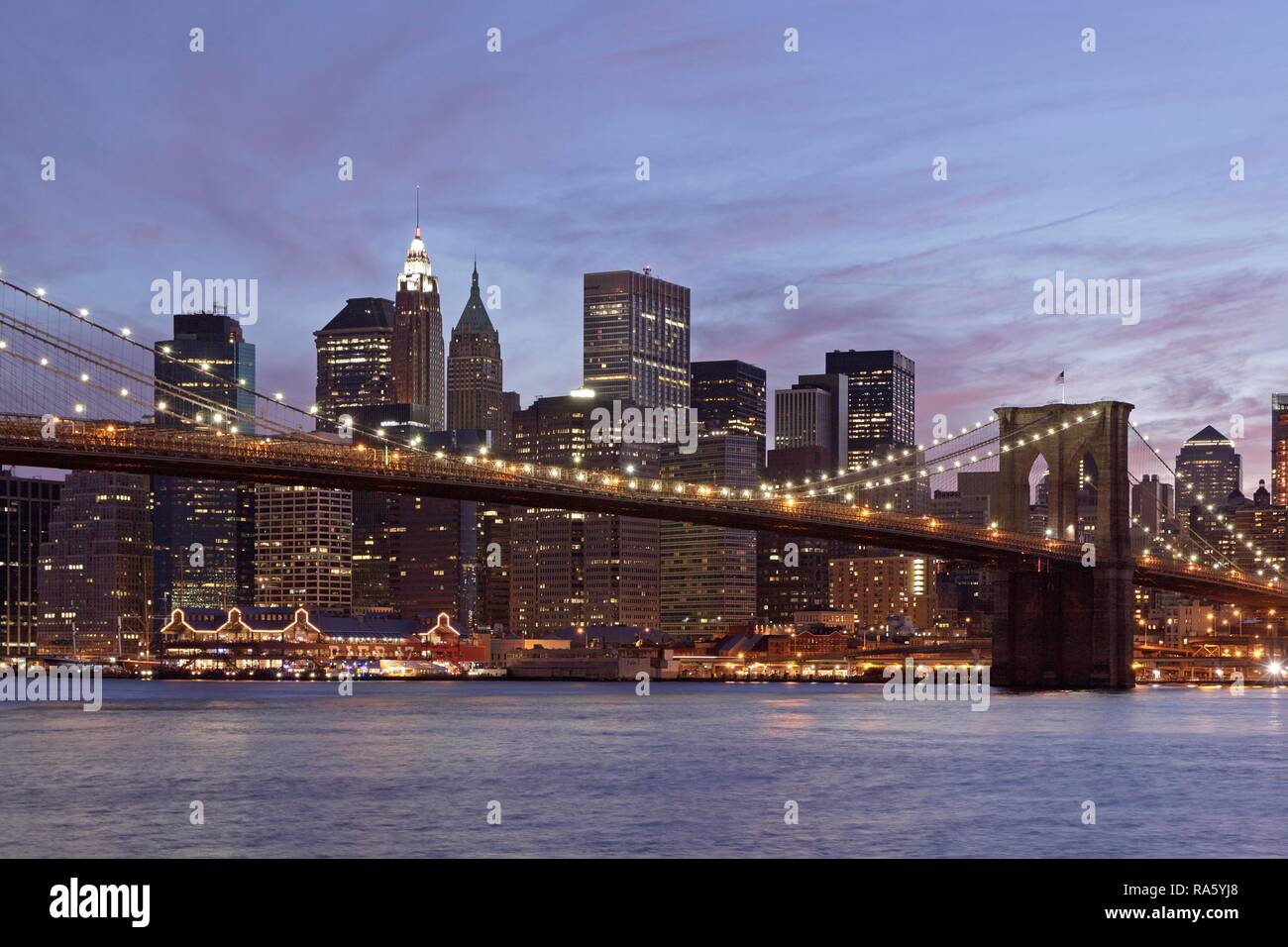 Brooklyn Bridge vor der Skyline von Manhattan am Abend, Manhattan, New York City, New York, United States Stockfoto