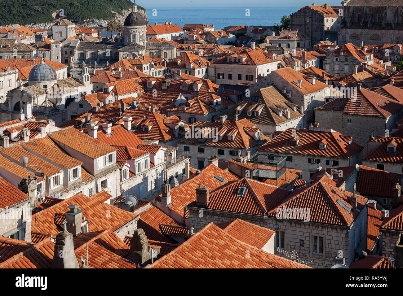 Die berühmten roten Dächer, so weit das Auge sehen kann über die Stadtmauern von Dubrovnik, Kroatien. Stockfoto