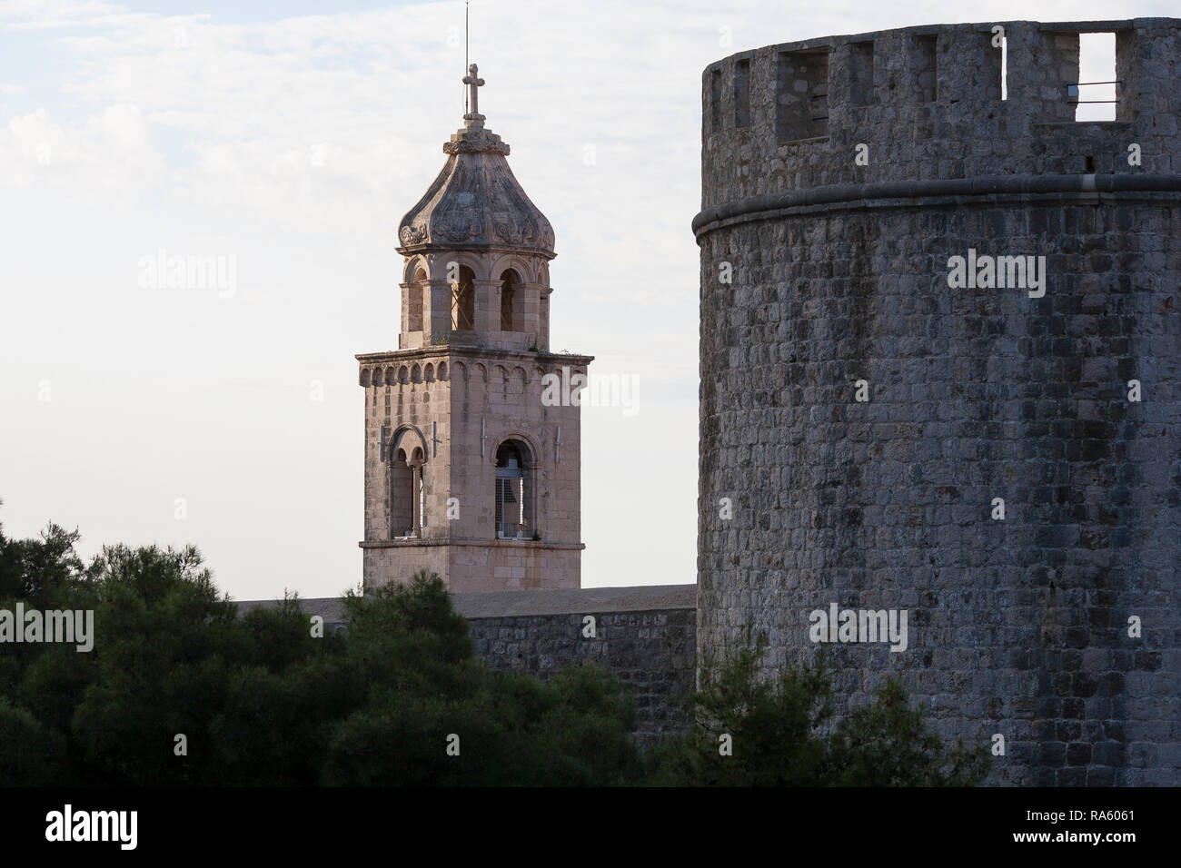 Die Altstadt von Dubrovnik ist durch eine dicke und imposante Mauer mit Wachtürmen und vielen Toren befestigt. Dubrovnik, Kroatien. Stockfoto