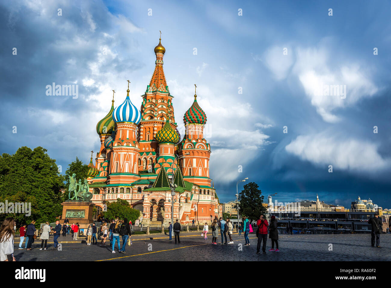 Moskau, Russland - 8. Juni 2018 - Die erstaunlichen Basilius-kathedrale mit Touristen vor der es in einer sehr dramatischen bewölkter Himmel Stockfoto