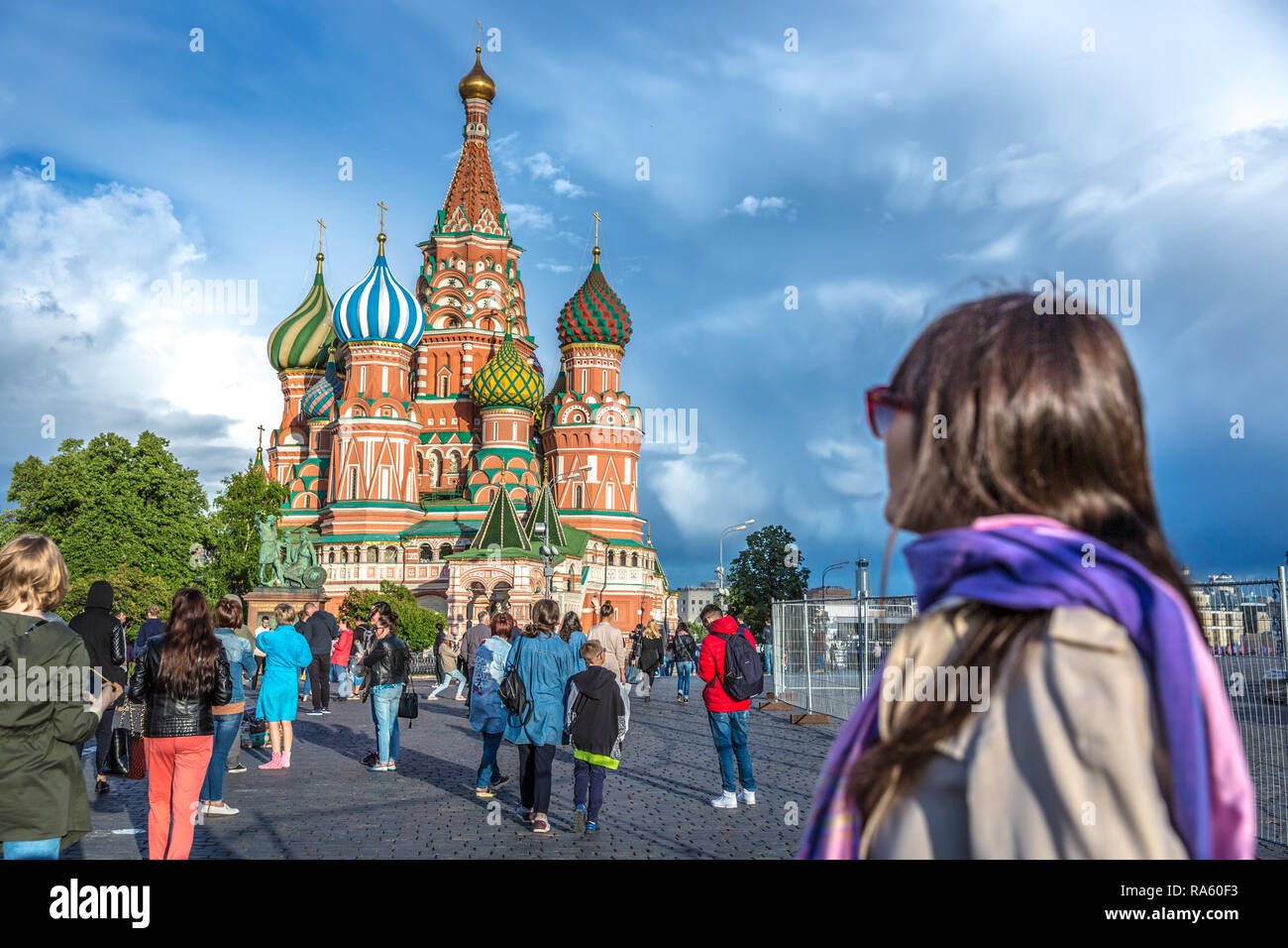 Moskau, Russland - 8. Juni 2018 - junge Frau in der Kathedrale die erstaunliche St. Basil's Suche mit Touristen vor der es in einer sehr dramatischen cl Stockfoto