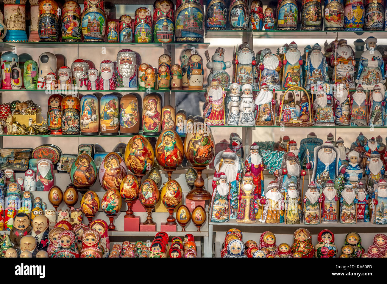 Sankt Petersburg, Russland - 8. Juni 2018 - eine Straße Shop jede Menge Souvenirs in Sankt Petersburg in Russland Stockfoto