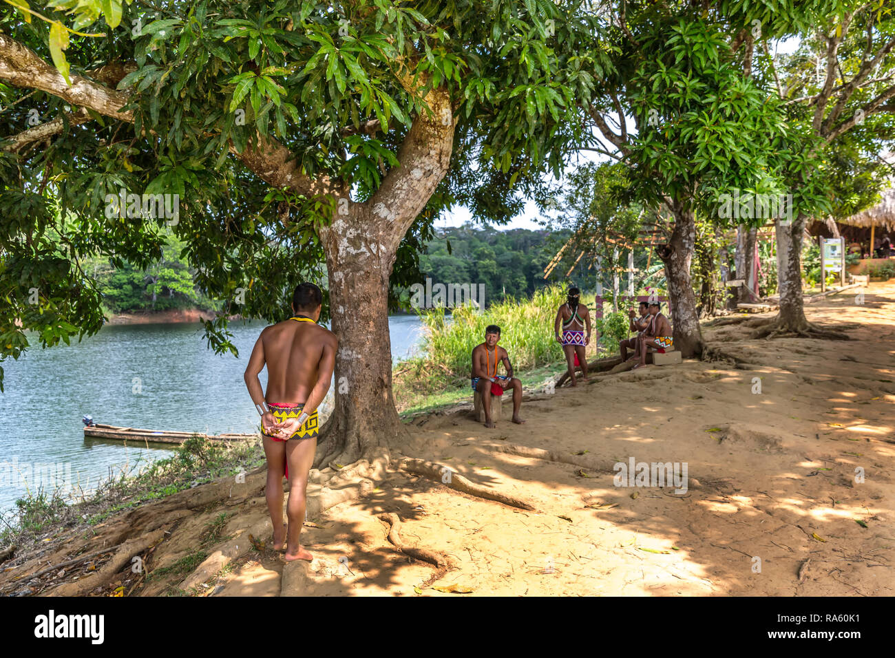 Embera Drua Dorf, Panama - Mar 3 2018 - Ein einheimisches Paar Dressing mit seiner traditionellen Kleidung und Farben in der embera Drua Dorf in Stockfoto