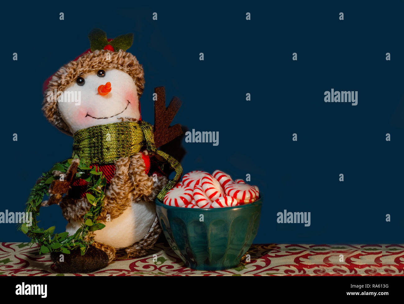 Ein Ausgestopfter Schneemann steht neben einer Schüssel Peppermint Candy, 31.12.2018, Coden, Alabama. Stockfoto