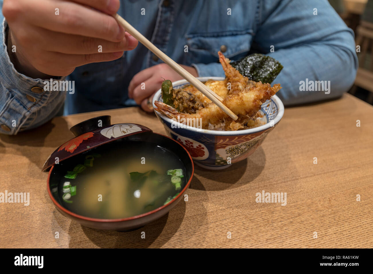Tempura donburi Japanischen Reis Mittagessen auf hölzernen Tisch Set - Bild Stockfoto