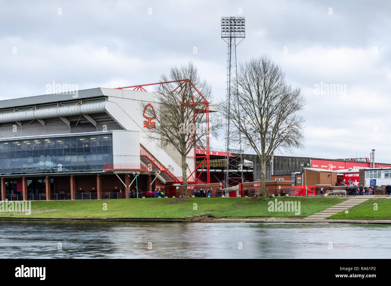 Lange Belichtung der Stadt Boden, der Heimat von Nottingham Forest Football Club am Ufer des Flusses Trent in Nottingham, Großbritannien Stockfoto