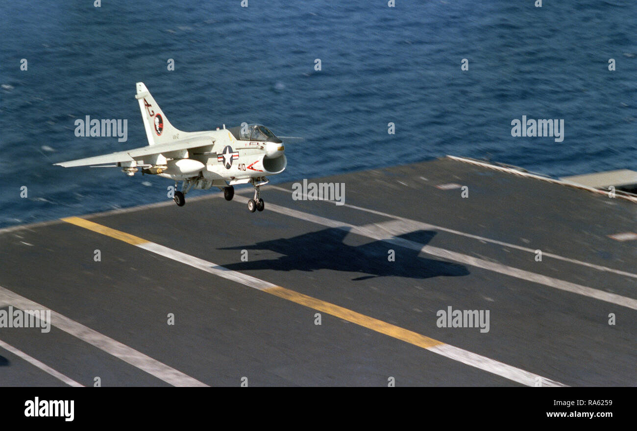 1978 - ein Angriff Squadron 12 (VA-12) A-7E Corsair II Flugzeuge landet an Bord des Atom-Flugzeugträger USS Dwight D. Eisenhower (CVN 69). Stockfoto