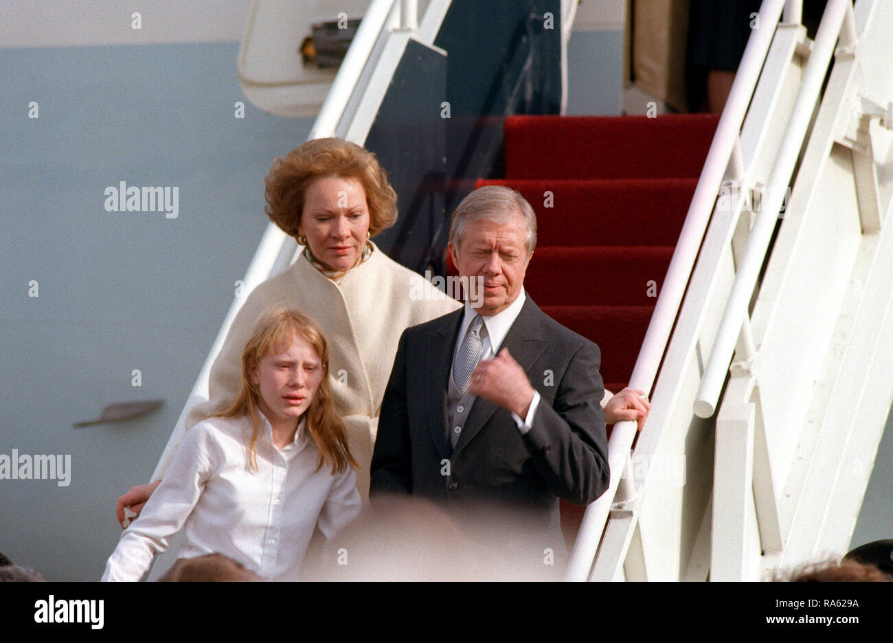 1981 - Der ehemalige Präsident Jimmy Carter und seiner Frau und Tochter, Amy, Andrews Air Force Base in den Abschluss von Präsident Ronald Reagan die Eröffnungsfeier ab. Stockfoto