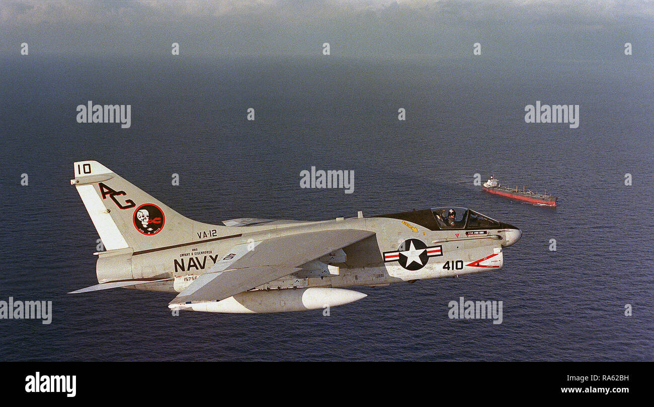 1978 - Ein Luft-zu-Luft, rechts ein Angriff Squadron 12 (VA-12) A-7E Corsair II Flugzeuge. Im Hintergrund ist ein nicht identifizierter kommerzielle Öltankschiff. Stockfoto