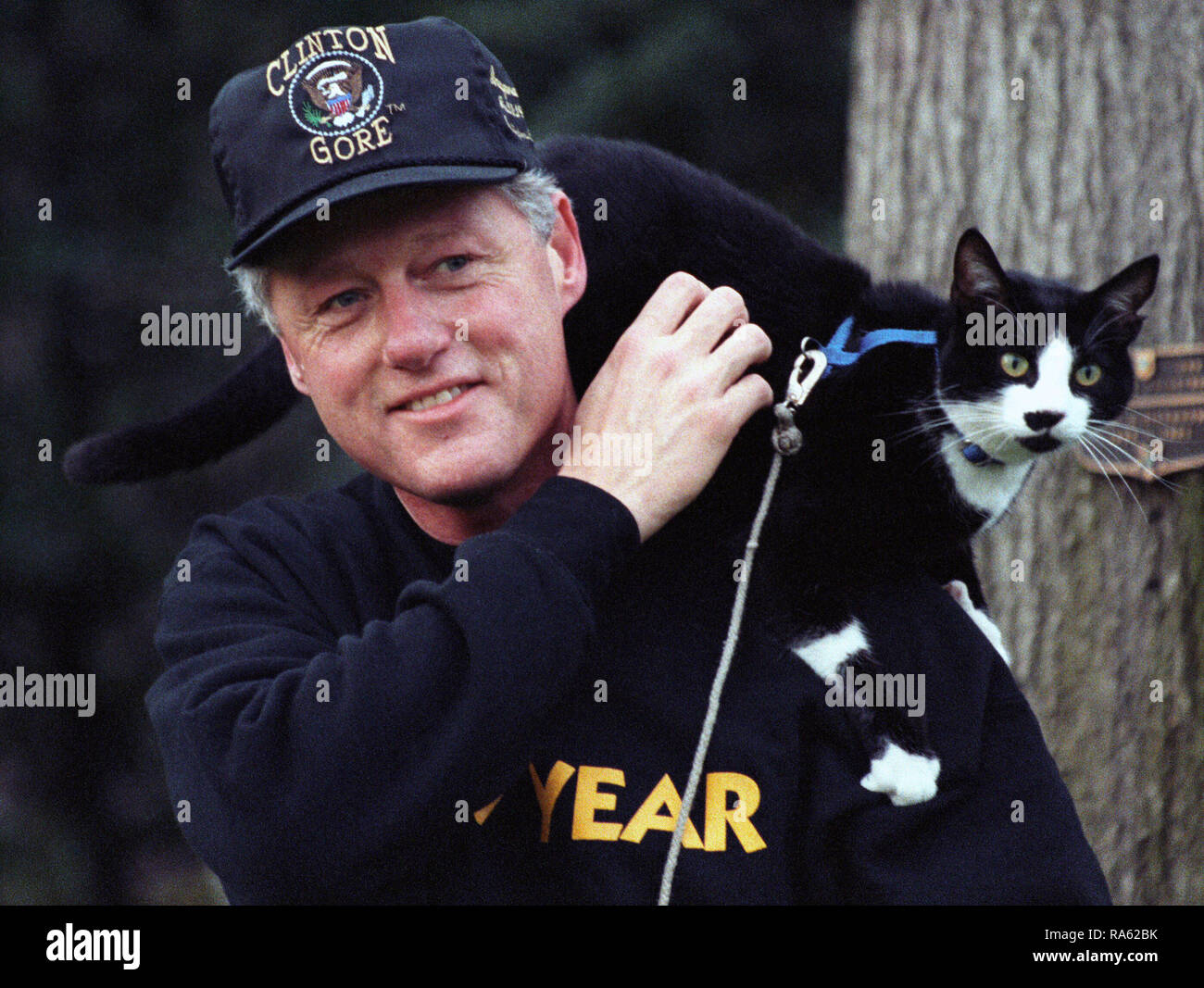 Foto von Präsident William Jefferson Clinton mit Socken die Katze thront auf Clinton's Schulter Stockfoto