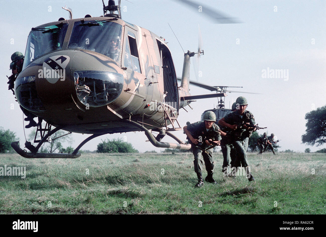 1975 - Mitglieder des 1.Kavallerie Division Bereitstellen von UH-1 Iroquois Hubschrauber während einer Übung. Stockfoto