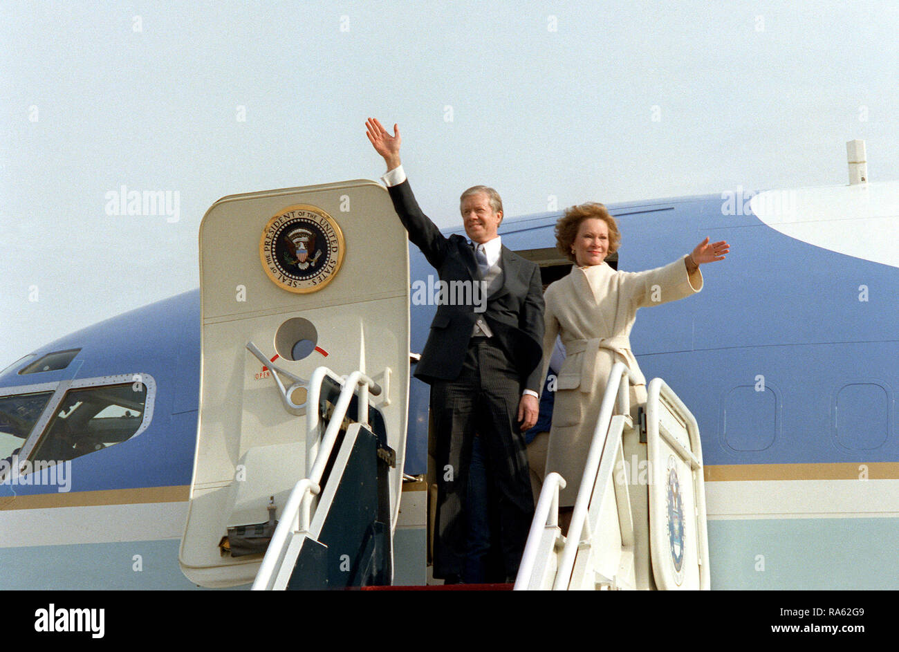 1981 - Der ehemalige Präsident Jimmy Carter und seiner Frau Rosalynn, Wave von der Oberseite der Flugzeuge die Schritte, wie Sie fahren Andrews Air Force Base in den Abschluss von Präsident Ronald Reagan Einweihung. Stockfoto