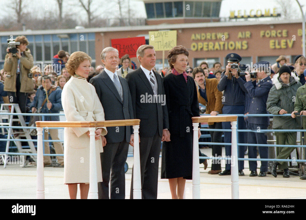 1981 - Der ehemalige Präsident Jimmy Carter und seiner Frau Rosalynn, zusammen mit den ehemaligen Vizepräsidenten Walter Mondale und seine Frau Joan, Abfahrt Andrews Air Force Base in den Abschluss von Präsident Ronald Reagan Einweihung. Stockfoto