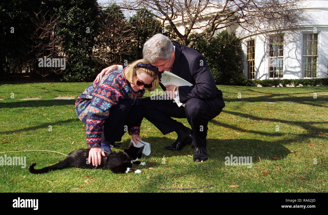 2/24/1997 - Foto von Präsident William Jefferson Clinton und First Lady Hillary Rodham Clinton Spielen mit Socken die Katze Stockfoto