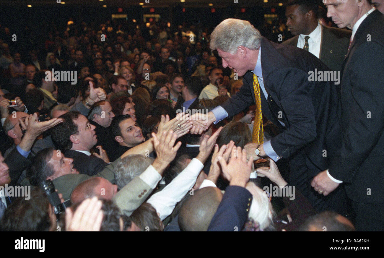 Foto von Präsident William Jefferson Clinton Hände schütteln auf der Bühne in einem 'Hillary Rodham Clinton für Senat' Event in Hempstead, New York 10/22/2000 Stockfoto