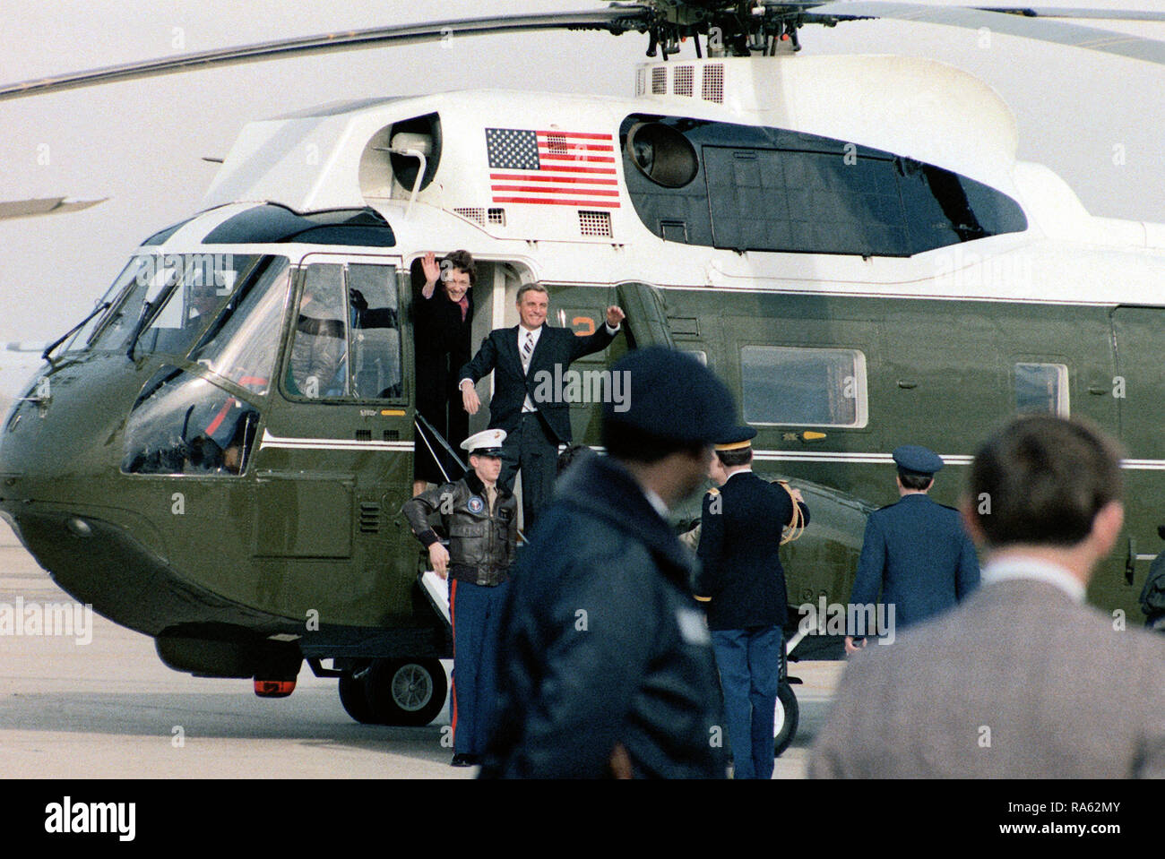 1981 - der ehemalige Vizepräsident Walter Mondale und seine Frau Joan, kommen an Andrews Air Force Base, das durch einen Hubschrauber (VH-3D Sea King) Während der Einweihung. Stockfoto
