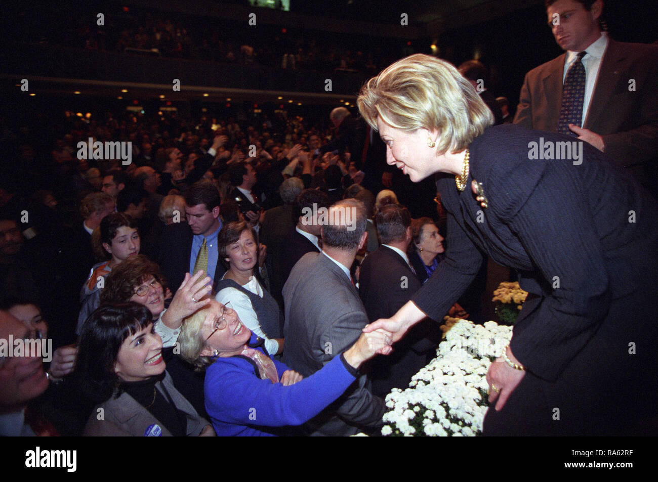Foto von First Lady Hillary Rodham Clinton Hände schütteln mit einer Dame in der Menge an einem 'Hillary Rodham Clinton für Senat' Event in Hempstead, New York 10/22/2000 Stockfoto