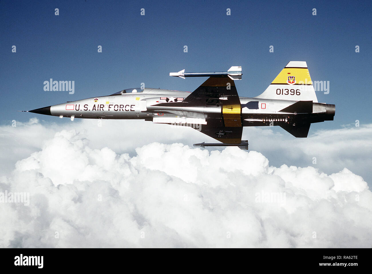 1979 - eine Ansicht von der linken Seite eines F-5 Tiger II Flugzeug mit zwei AIM-9 Sidewinder Raketen im Flug. Stockfoto